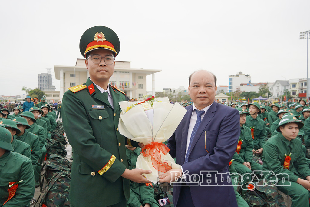  Đồng chí Phó Chủ tịch HĐND tỉnh Đặng Thanh Giang tặng hoa đơn vị nhận quân.