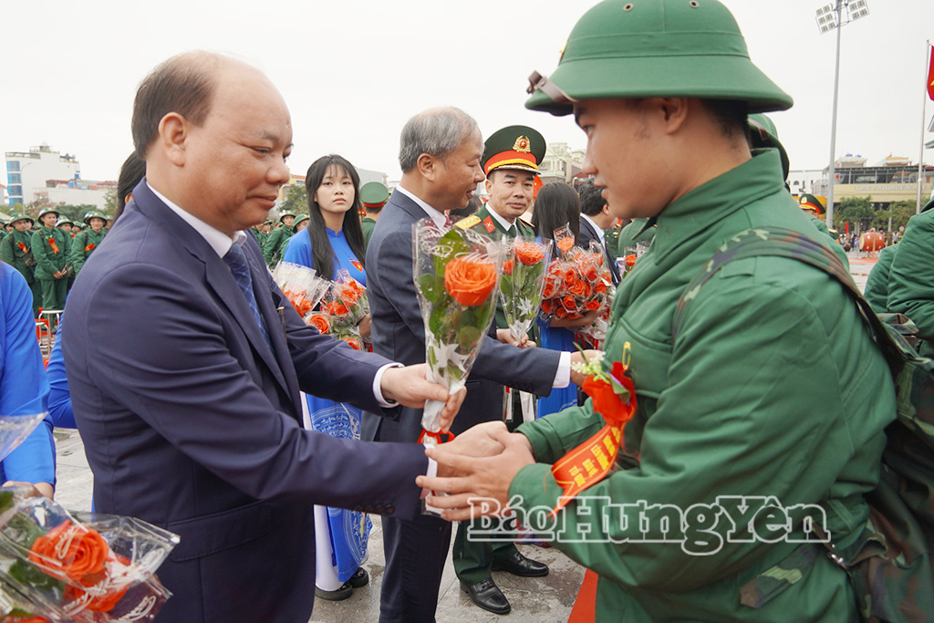  Đồng chí Phó Chủ tịch HĐND tỉnh Đặng Thanh Giang tặng hoa tân binh lên đường nhập ngũ năm 2026.
