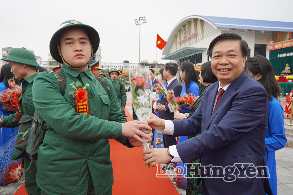 Đồng chí Chủ nhiệm Ủy ban Kiểm tra VV88 casino Nguyễn Quang Hưng tặng hoa tân binh lên đường nhập ngũ năm 2026.