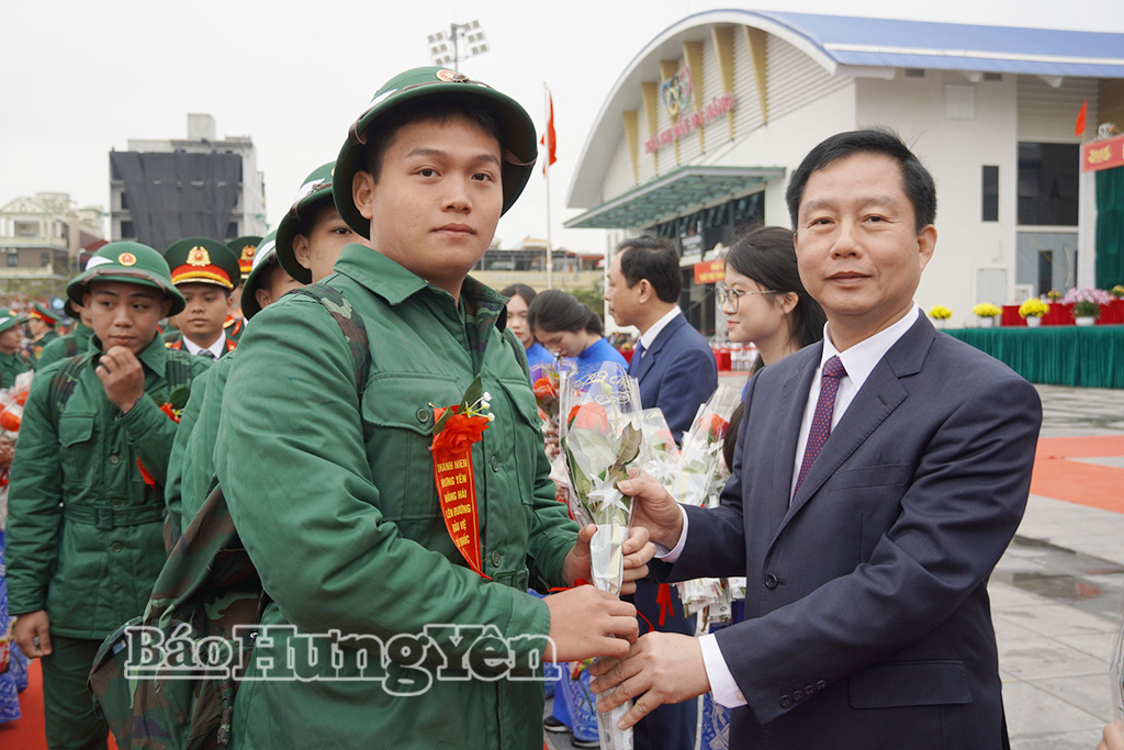 Đồng chí Giám đốc Sở Công thương Vũ Thanh Vân tặng hoa tân binh lên đường nhập ngũ năm 2026.
