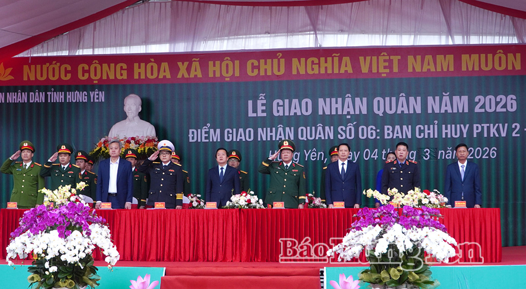 Các đồng chí lãnh đạo Quân khu 3 và lãnh đạo tỉnh dự lễ giao nhận quân tại điểm số 6, xã A Sào.