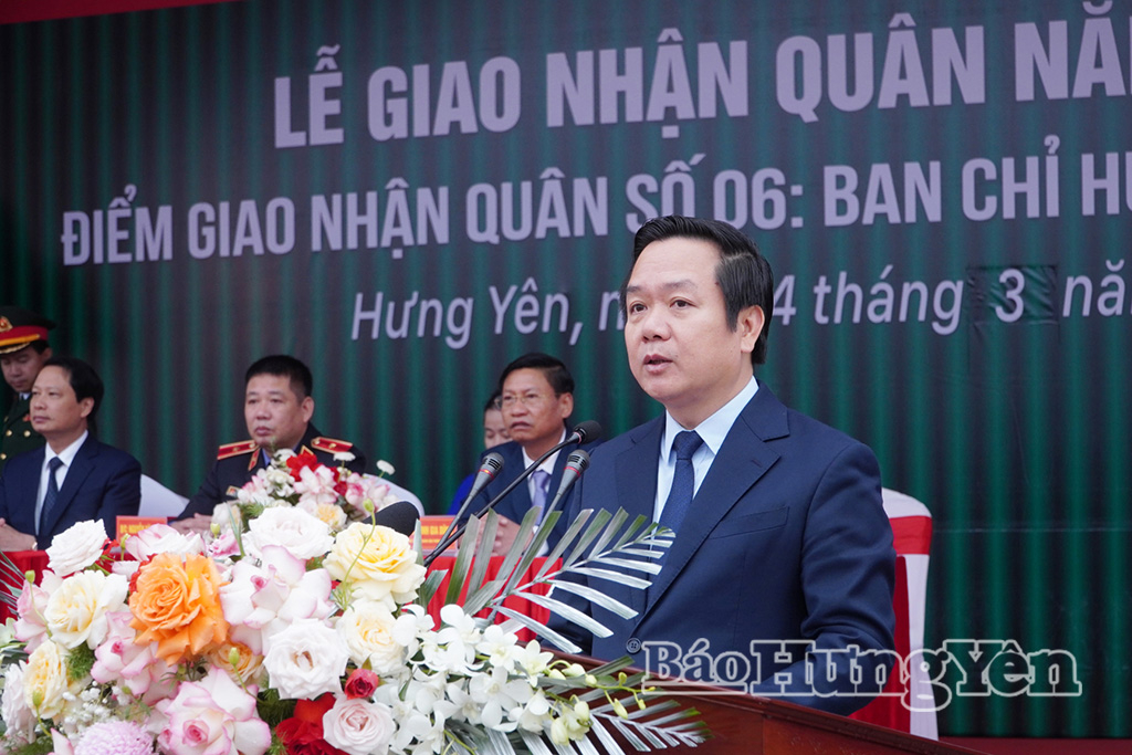 Đồng chí Phạm Quang Ngọc, Ủy viên Ban Chấp hành Trung ương Đảng, Phó Bí thư Tỉnh ủy, Chủ tịch UBND tỉnh, Chủ tịch Hội đồng Nghĩa vụ quân sự tỉnh phát biểu tại buổi lễ.