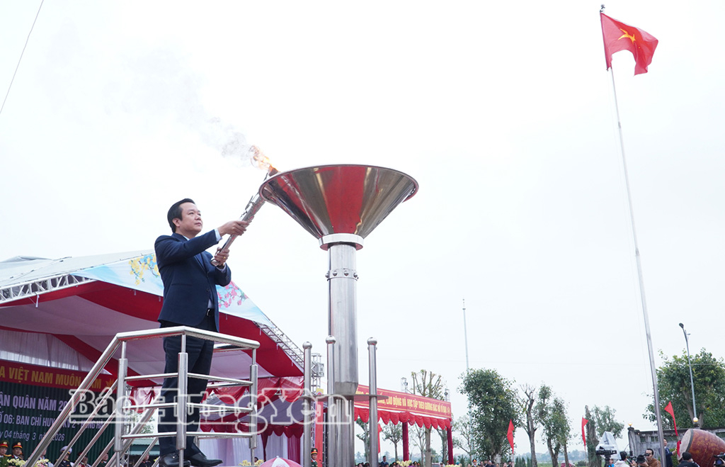 Đồng chí Phạm Quang Ngọc, Ủy viên Ban Chấp hành Trung ương Đảng, Phó Bí thư Tỉnh ủy, Chủ tịch UBND tỉnh, Chủ tịch Hội đồng Nghĩa vụ quân sự tỉnh thắp lửa truyền thống.