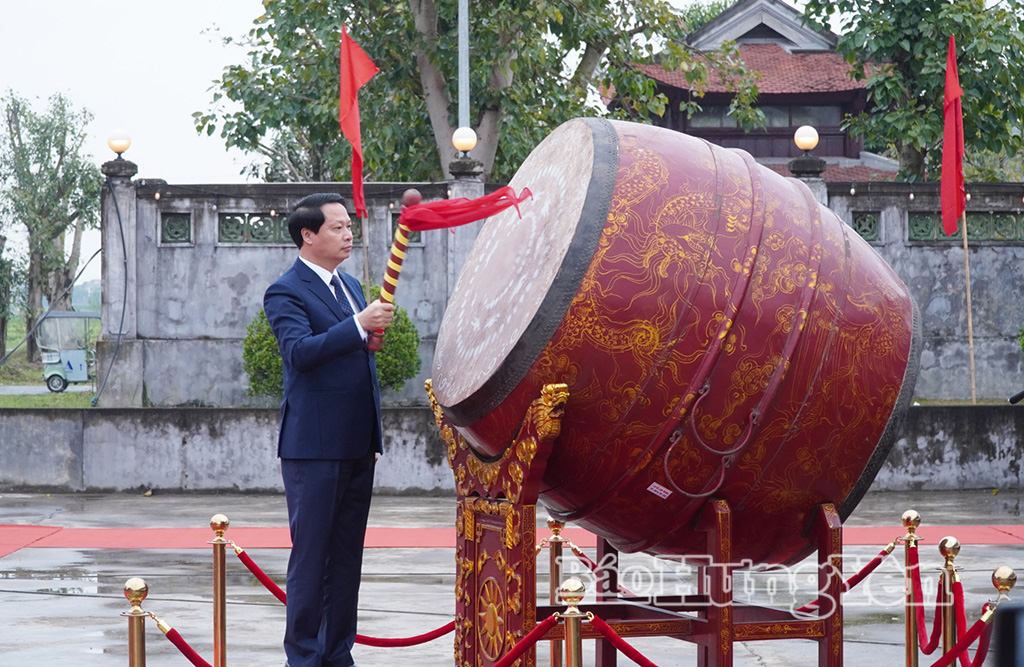 Đồng chí Hoàng Thái Phúc, Ủy viên Ban Thường vụ, Trưởng ban Nội chính Tỉnh ủy đánh trống mở hội giao quân.