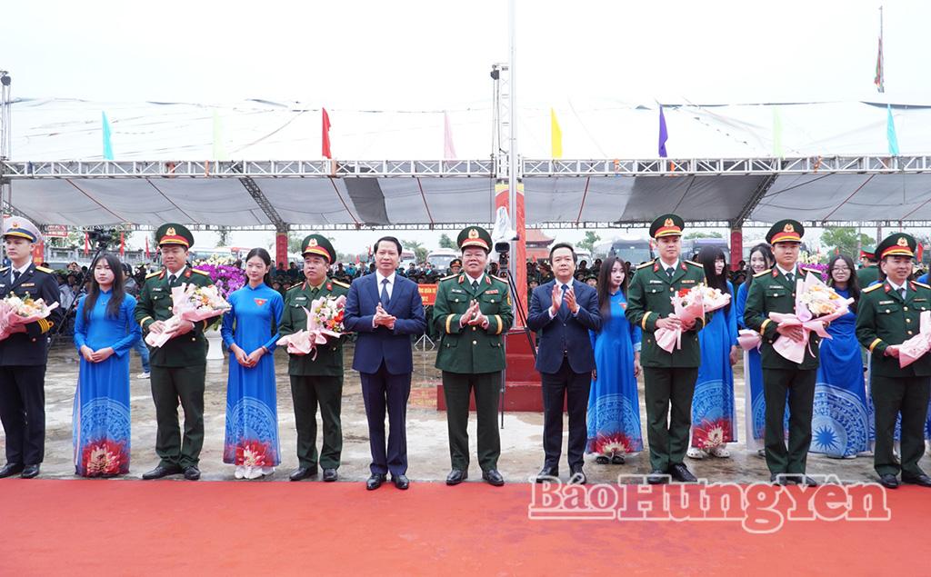 Các đồng chí lãnh đạo Quân khu 3 và lãnh đạo tỉnh tặng hoa chúc mừng các đơn vị nhận quân.