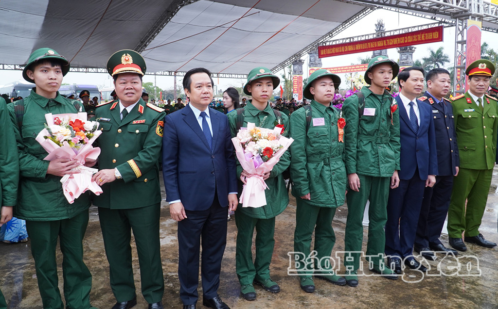 Các đồng chí lãnh đạo Quân khu 3 và lãnh đạo tỉnh tặng hoa đại diện các thanh niên lên đường nhập ngũ năm 2026.