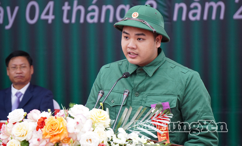 Tân binh Nguyễn Công Duy Việt, xã Quỳnh An thay mặt gần 600 thanh niên lên đường nhập ngũ năm 2026 phát biểu tại buổi lễ.