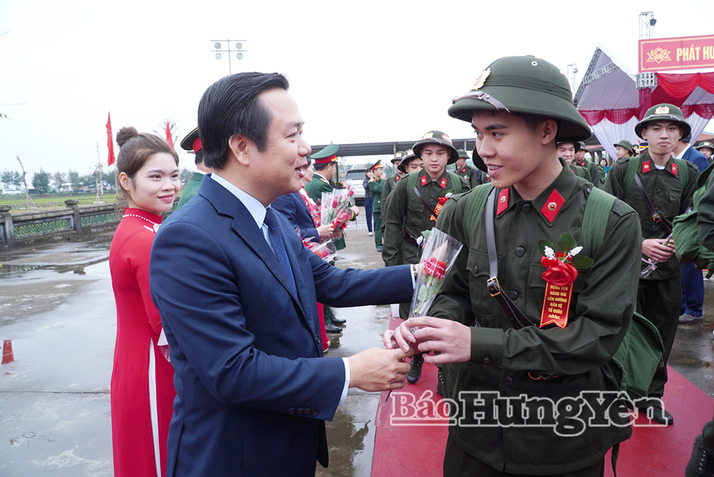 Đồng chí Phạm Quang Ngọc, Ủy viên Ban Chấp hành Trung ương Đảng, Phó Bí thư Tỉnh ủy, Chủ tịch UBND tỉnh, Chủ tịch Hội đồng Nghĩa vụ quân sự tỉnh tặng hoa các thanh niên lên đường làm nhiệm vụ xây dựng và bảo vệ Tổ quốc.