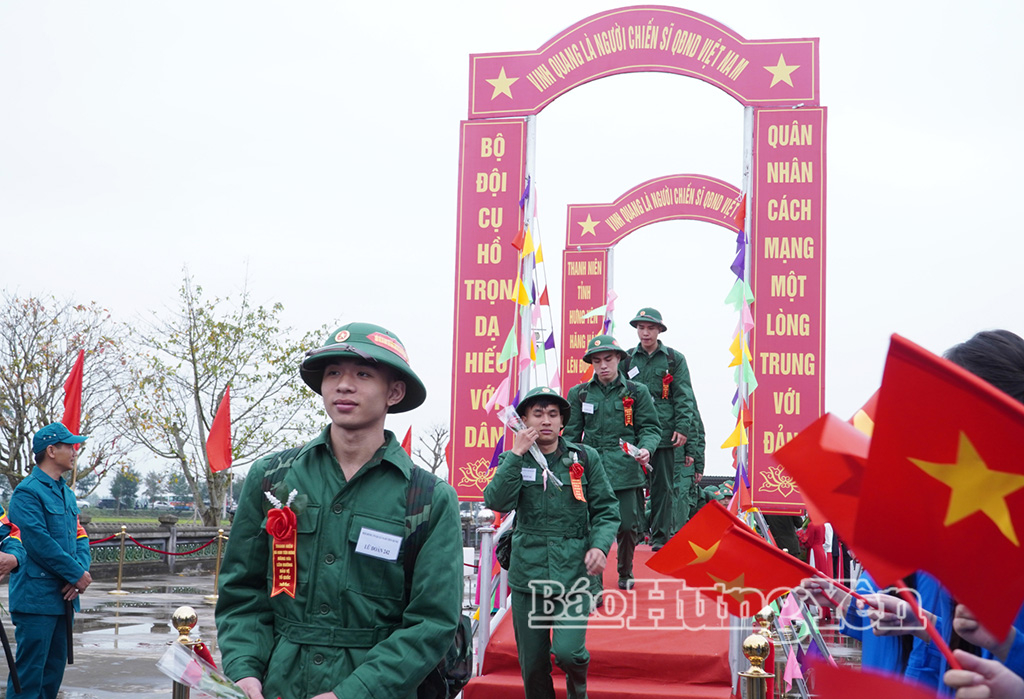 Gần 600 thanh niên của các địa phương trên địa bàn Ban Chỉ huy Khu vực phòng thủ số 2 - Hưng Hà tự tin, phấn khởi lên đường nhập ngũ năm 2026.