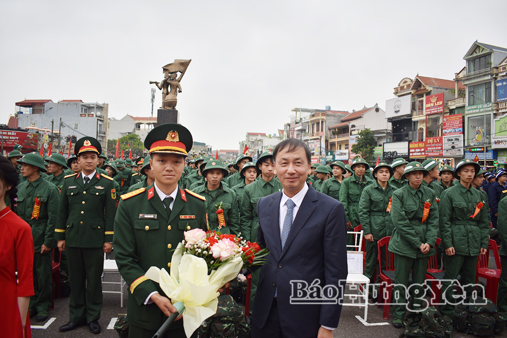 Đồng chí Nguyễn Hùng Nam, Phó Chủ tịch UBND tỉnh tặng hoa cho đơn vị nhận quân.