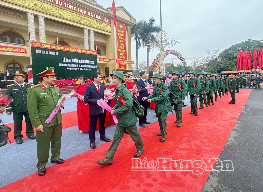Các đồng chí lãnh đạo tỉnh tặng hoa các công dân lên đường nhập ngũ.