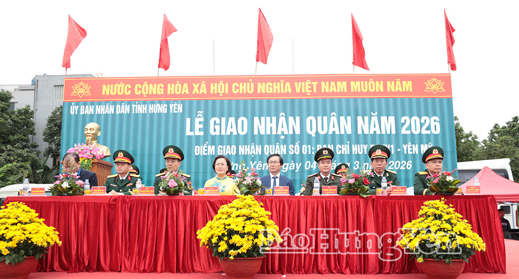 Các đại biểu dự lễ giao, nhận quân tại điểm giao, nhận quân số 1.