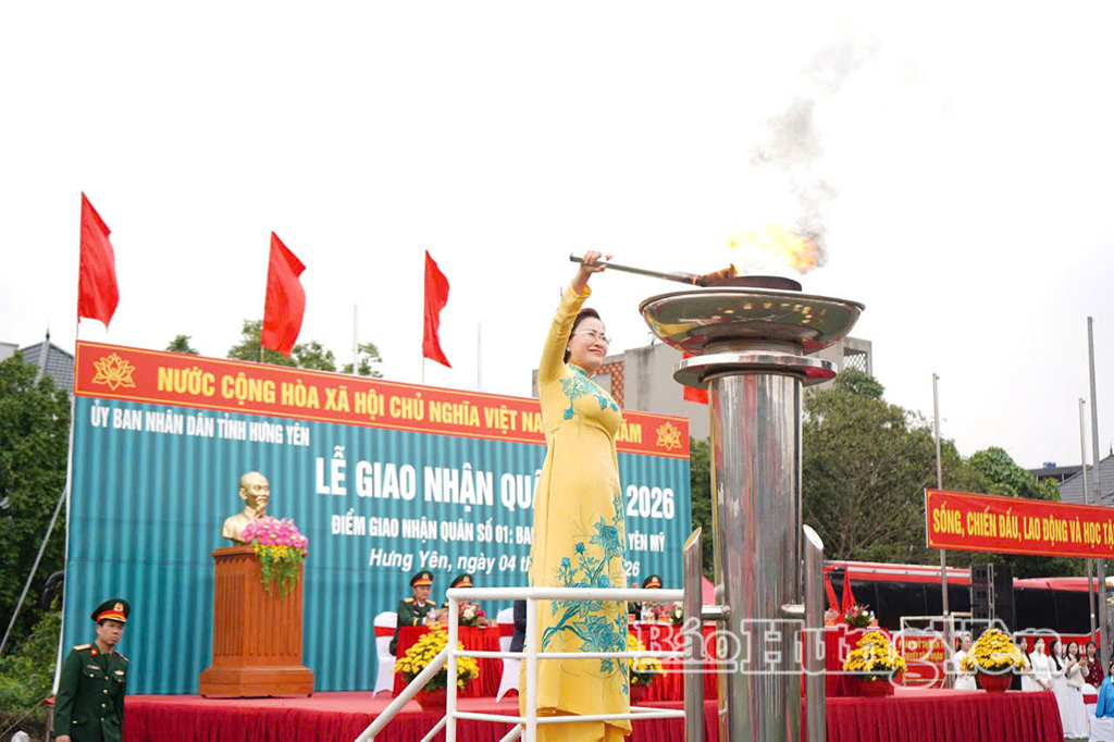 Đồng chí Trần Thị Thanh Thủy, Ủy viên Ban Thường vụ Tỉnh ủy, Bí thư Đảng ủy, Chủ tịch HĐND phường Mỹ Hào thắp lửa truyền thống.