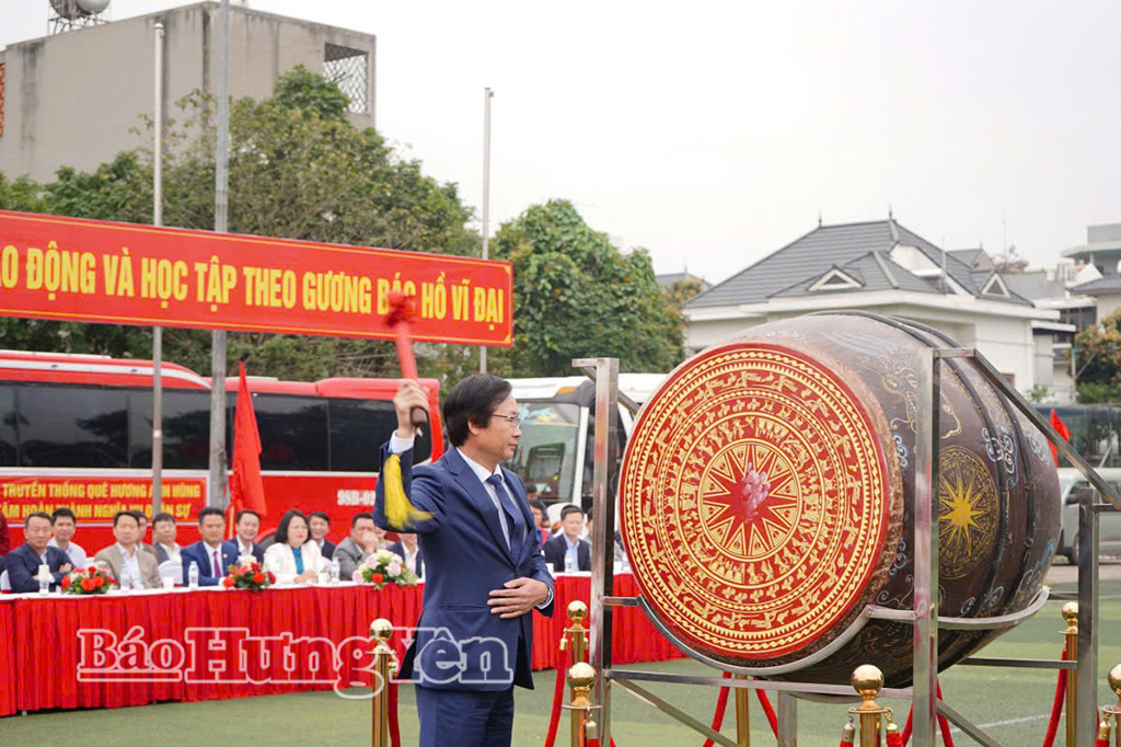 Đồng chí Nguyễn Bật Khánh, Phó Chủ tịch Ủy ban MTTQ Việt Nam tỉnh đánh trống mở hội tòng quân.