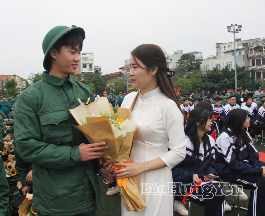 Tặng hoa động viên tân binh lên đường nhập ngũ.