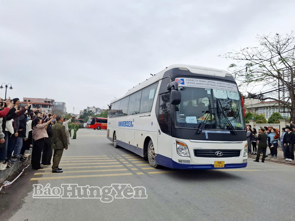 Người thân chia tay, tiễn tân binh lên xe về đơn vị.