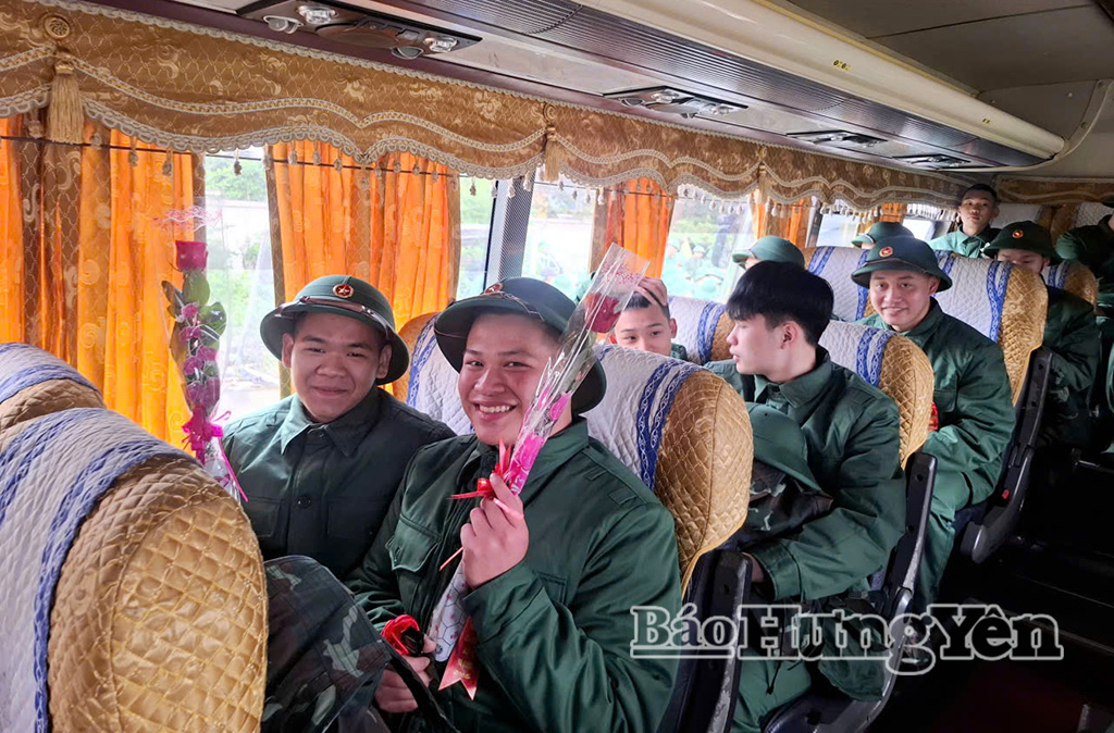 Các tân binh lên xe về đơn vị.