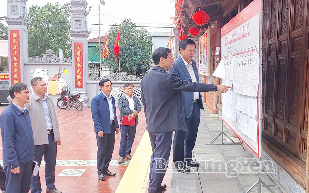 Đồng chí Nguyễn Quang Hưng, Ủy viên Ban Thường vụ, Chủ nhiệm Ủy ban Kiểm tra Tỉnh ủy kiểm tra công tác bầu cử đại biểu Quốc hội khóa XVI và đại biểu HĐND các cấp nhiệm kỳ 2026 - 2031 tại đình làng thôn Khả, xã Diên Hà.