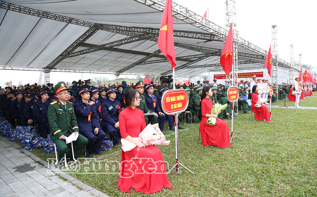 Toàn cảnh lễ giao, nhận quân tại điểm giao, nhận quân số 7 (Quảng trường Thái Bình, phường Trà Lý).