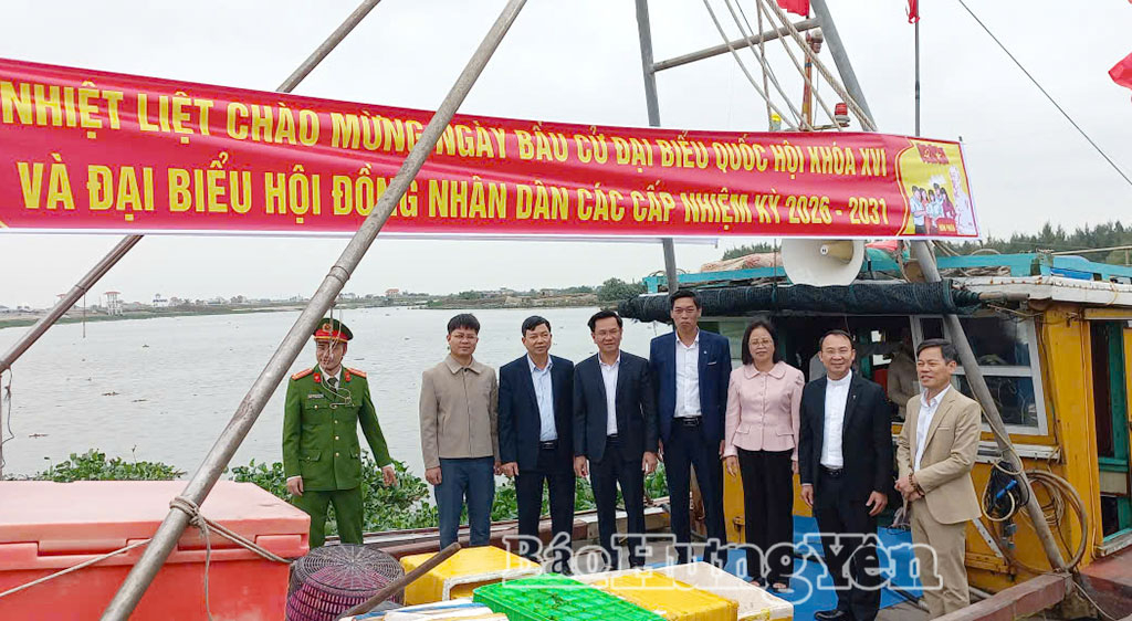 Lãnh đạo xã Bình Định cùng các đoàn thể, chức sắc tôn giáo tham gia buổi tuyên truyền lưu động trên biển cho ngư dân làng chài.