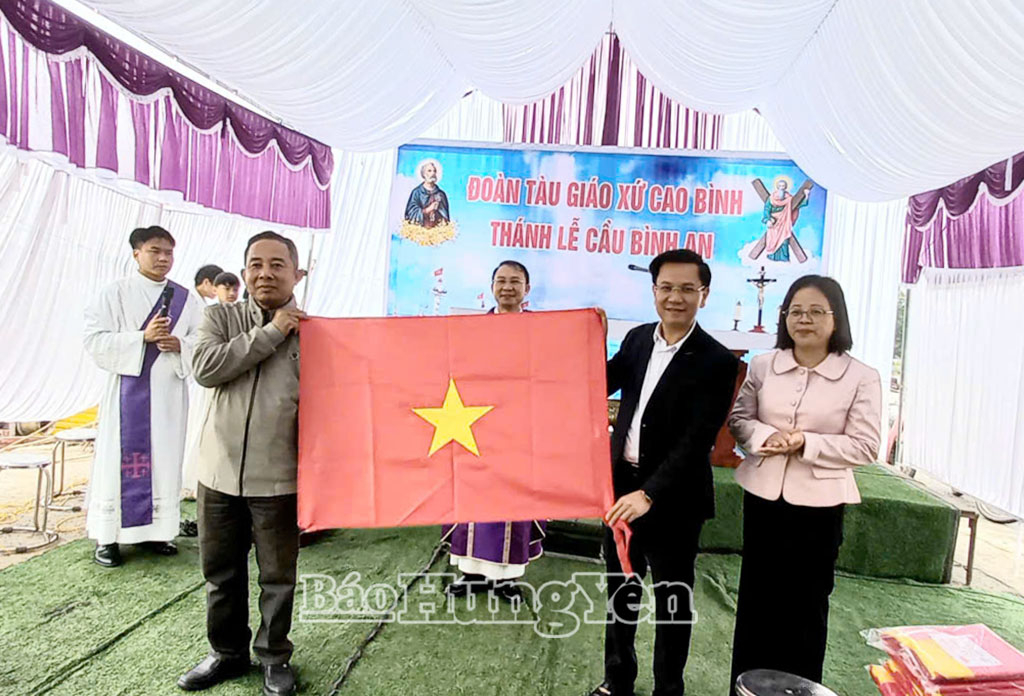 Lãnh đạo xã Bình Định trao cờ Tổ quốc cho ngư dân làng chài.