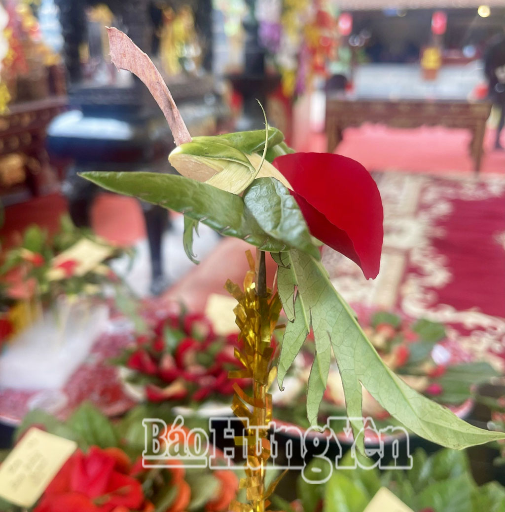 Miếng trầu cánh phượng được tạo hình đẹp mắt, thể hiện sự khéo léo của nghệ nhân.