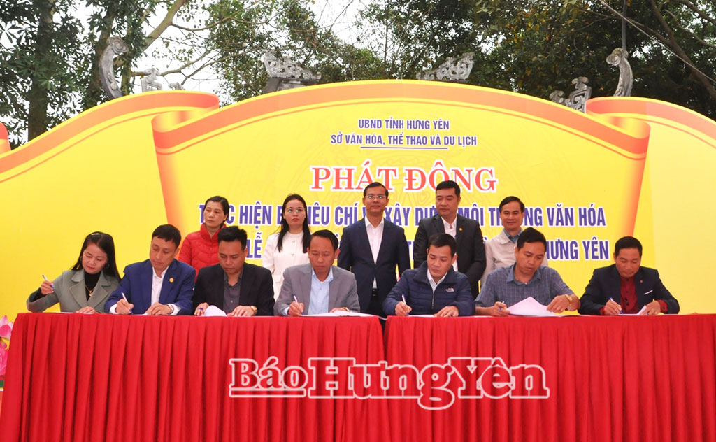 Đại diện các địa phương trong tỉnh ký cam kết thi đua thực hiện “Bộ tiêu chí về môi trường văn hóa trong lễ hội truyền thống”.