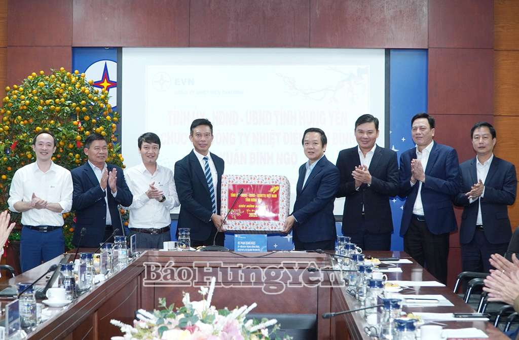 Các đồng chí lãnh đạo tỉnh tặng quà động viên cán bộ, công nhân Công ty Nhiệt điện Thái Bình.