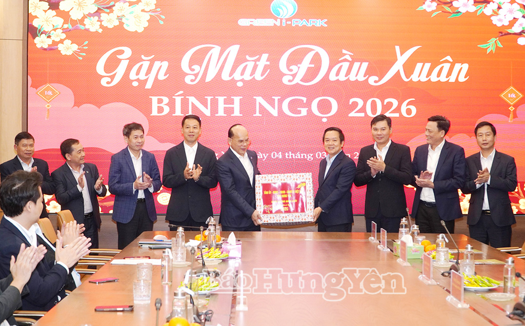 Các đồng chí lãnh đạo tỉnh tặng quà động viên cán bộ, công nhân Công ty Cổ phần Green i-Park nhân dịp đầu xuân mới 2026.