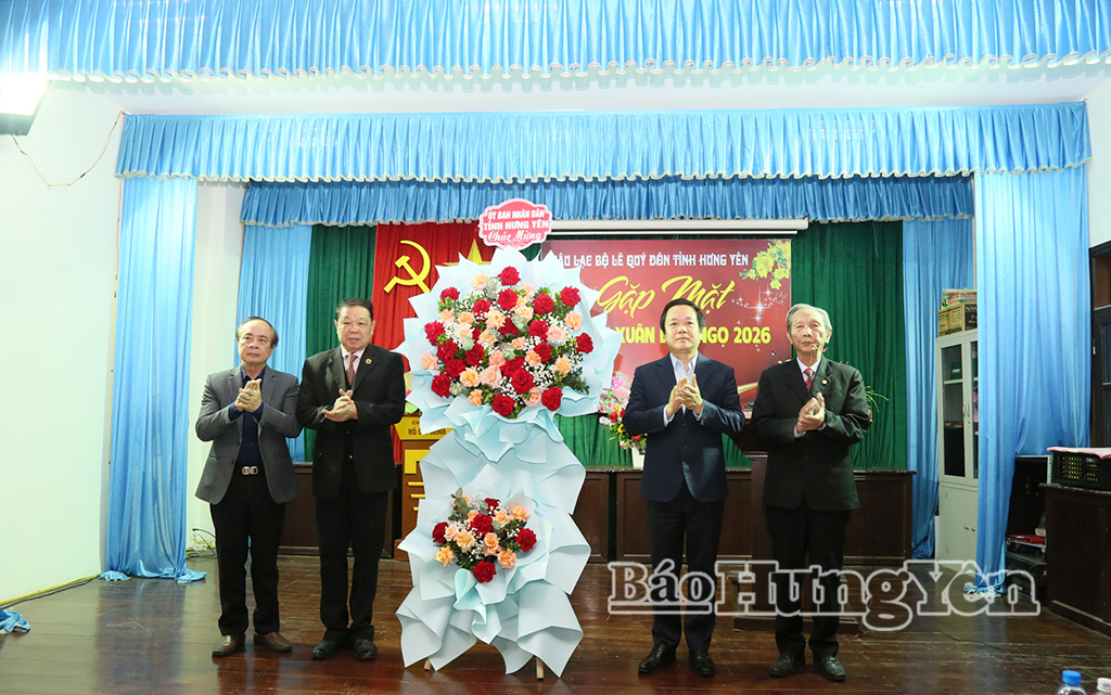 Đồng chí Phó Bí thư Tỉnh ủy, Chủ tịch UBND tỉnh Phạm Quang Ngọc tặng hoa chúc mừng Câu lạc bộ Lê Quý Đôn.