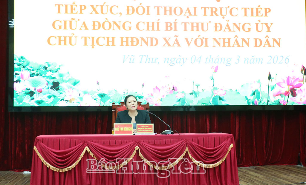 Đồng chí Phạm Thị Như Phong, Bí thư Đảng ủy, Chủ tịch HĐND xã Vũ Thư giải đáp các kiến nghị, vướng mắc của người dân tại buổi tiếp xúc, đối thoại.