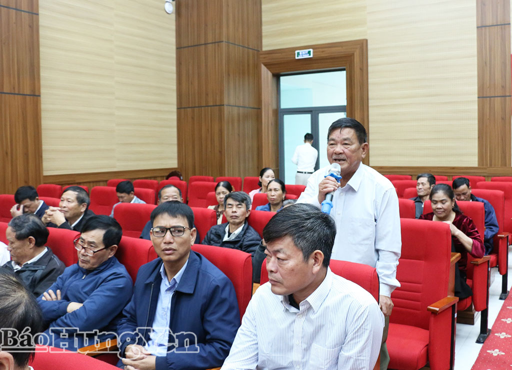 Người dân xã Vũ Thư phát biểu ý kiến tại buổi tiếp xúc, đối thoại.