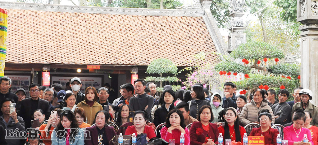 Chương trình thu hút đông đảo Nhân dân và du khách đến xem, cổ vũ.