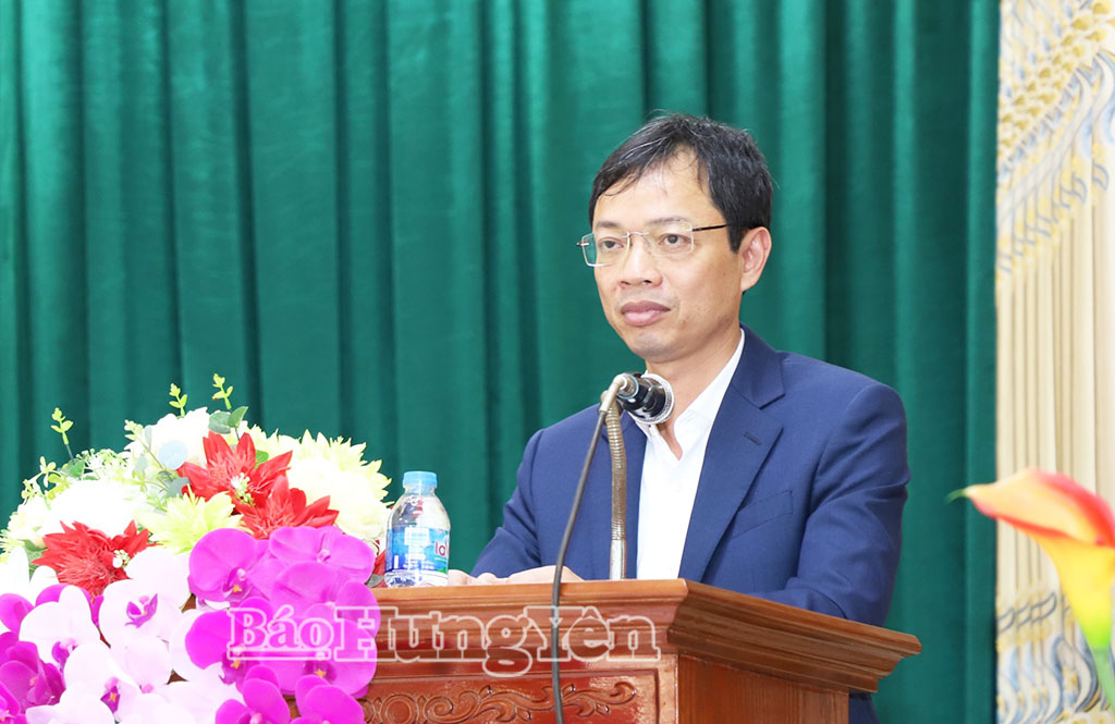 Bí thư Đảng ủy xã Nguyễn Trãi trình bày chương trình hành động tại hội nghị.