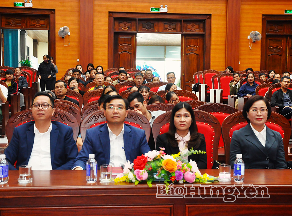 Các đại biểu dự hội nghị tiếp xúc cử tri tại phường Đường Hào.