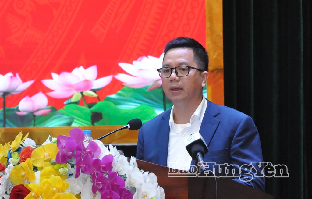 Ông Đoàn Khắc Thuận, Phó Trưởng ban Kinh tế - Ngân sách của HĐND tỉnh trình bày chương trình hành động.