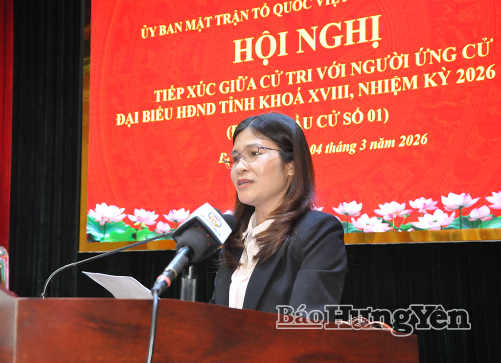 Bà Đặng Thị Gấm, Phó Trưởng ban Văn hóa - Xã hội của HĐND tỉnh trình bày chương trình hành động.