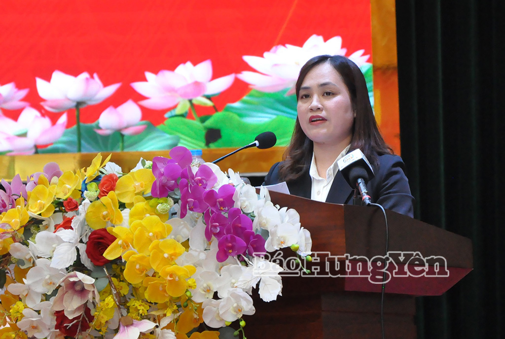 Bà Nguyễn Thị Với, chuyên viên văn phòng Đảng ủy các cơ quan Đảng tỉnh trình bày chương trình hành động.