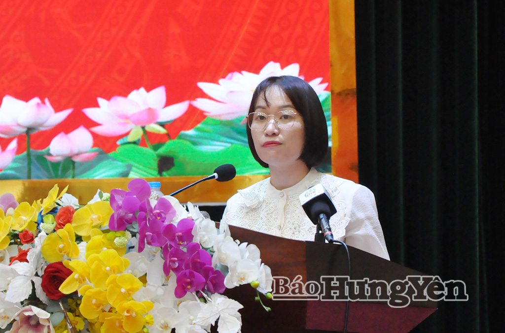 Bà Nguyễn Thị Thu Huyền, Trưởng phòng Thông tin, Dân nguyện thuộc Văn phòng Đoàn Đại biểu Quốc hội và HĐND tỉnh trình bày chương trình hành động.