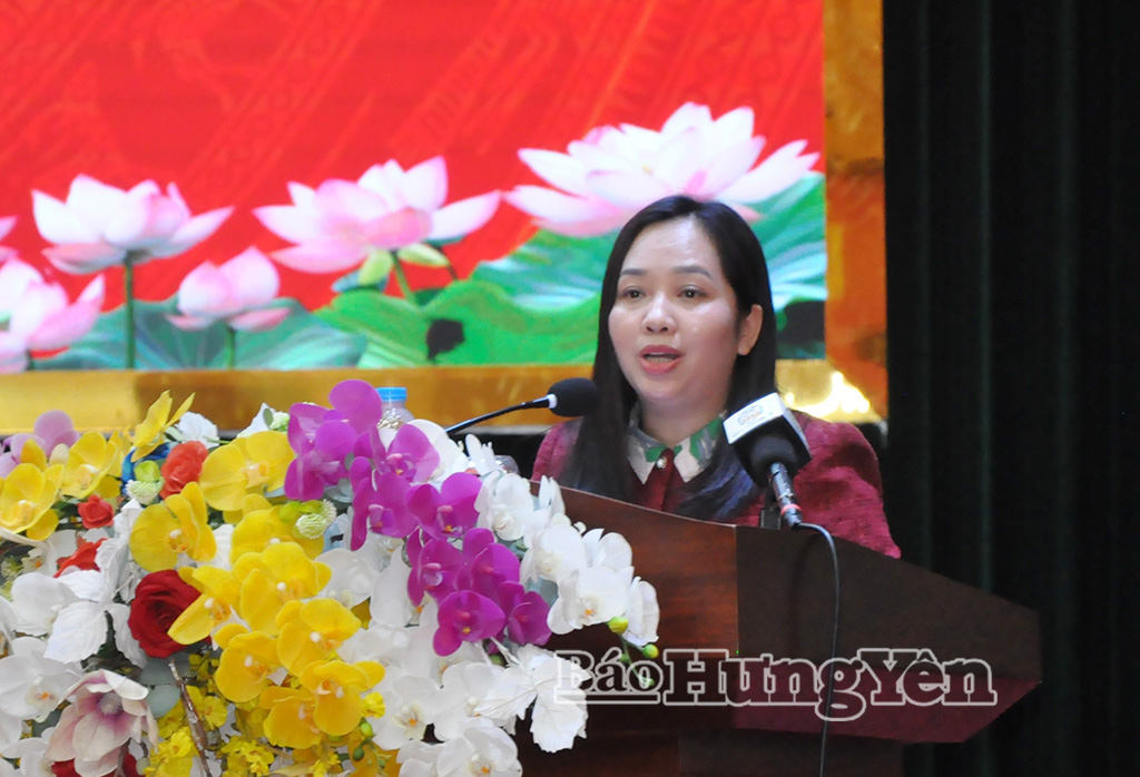 Bà Trần Thị Thu Trang, giáo viên Trường THPT Hưng Yên trình bày chương trình hành động.