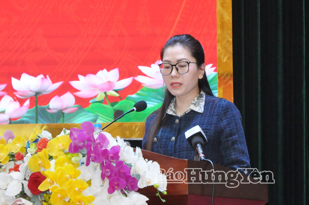 Bà Đỗ Thu Trang, nhân viên hành chính của Trung tâm Xúc tiến đầu tư, hỗ trợ doanh nghiệp và tư vấn dịch vụ tài chính thuộc Sở Tài chính trình bày chương trình hành động.