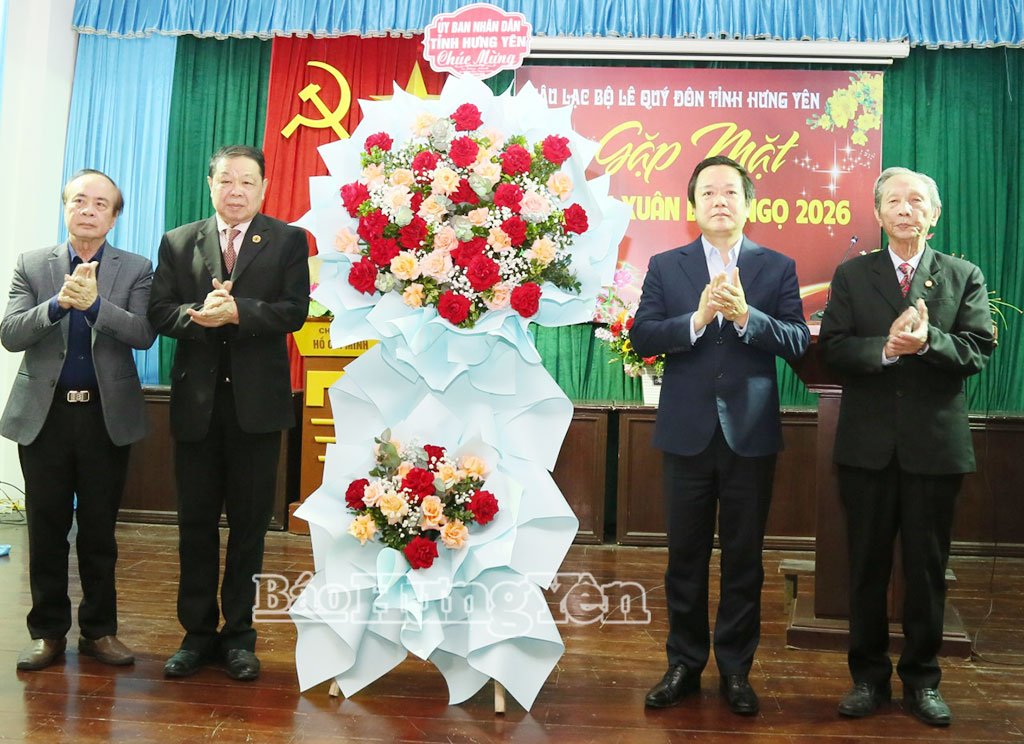 Đồng chí Phó Bí thư Tỉnh ủy, Chủ tịch UBND tỉnh Phạm Quang Ngọc tặng hoa chúc mừng Câu lạc bộ Lê Quý Đôn.