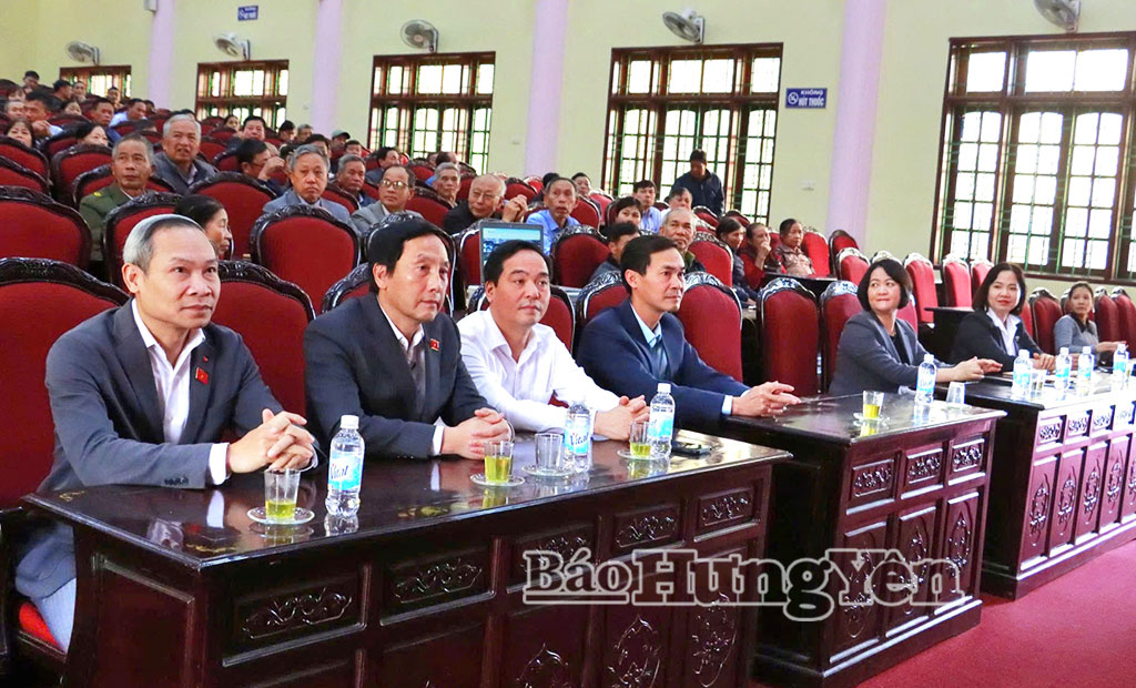 Các đại biểu dự hội nghị tiếp xúc cử tri tại điểm cầu Trung tâm Chính trị xã Kiến Xương.