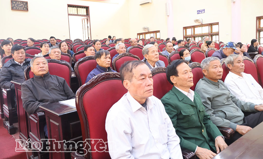 Cử tri xã Kiến Xương tham dự hội nghị tiếp xúc tại điểm cầu chính.