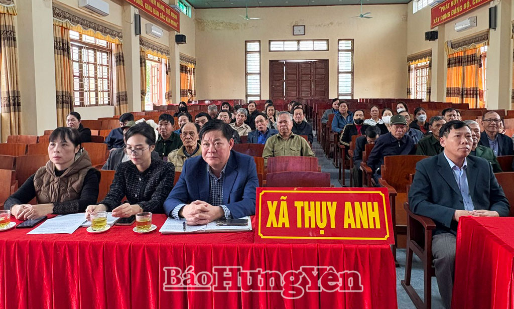 Các cử tri xã Thụy Anh tham dự hội nghị tại điểm cầu của xã.