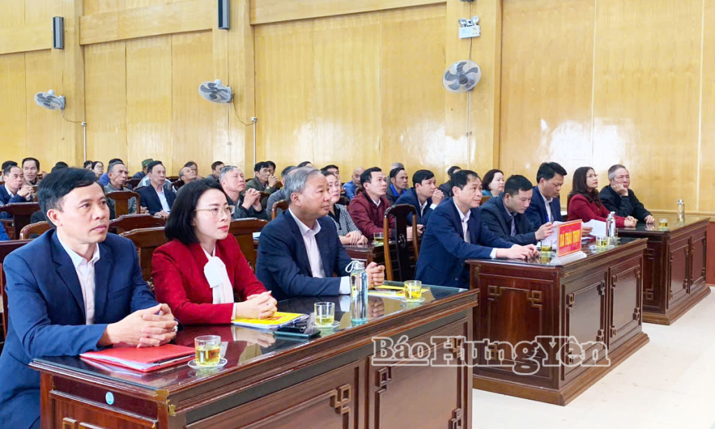 Các cử tri xã Thái Thụy tham dự hội nghị tại điểm cầu của xã.