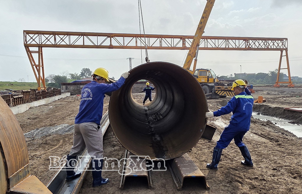 Thi công cầu vượt sông Trà Lý, thuộc Dự án tuyến đường từ phường Thái Bình đi phường Phố Hiến.