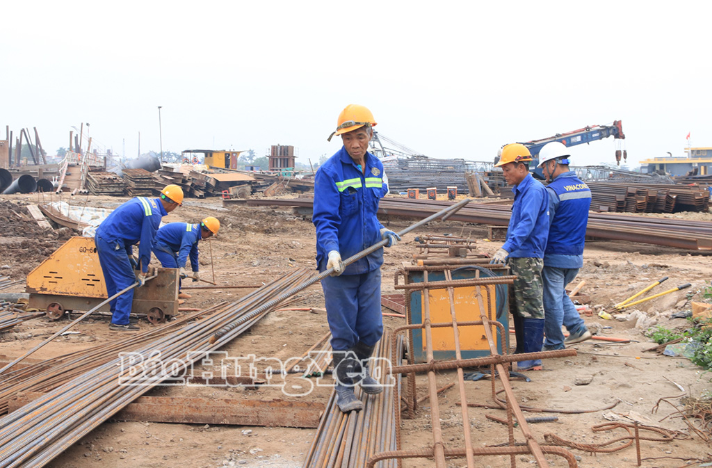 Thi công cấu kiện đúc sẵn công trình cầu vượt sông Hồng thuộc tuyến đường bộ cao tốc CT.08.