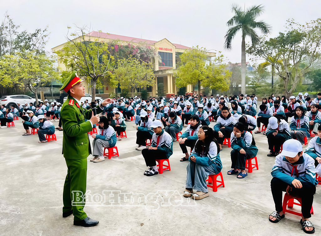 Phòng Cảnh sát PCCC và cứu nạn, cứu hộ (Công an tỉnh) tuyên truyền, phổ biến, giáo dục pháp luật tại Trường Tiểu học và THCS Vân Trường, xã Tây Tiền Hải.