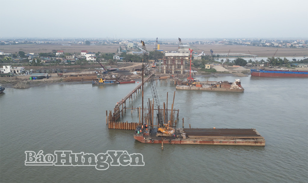 Thi công cầu vượt sông Hồng, thuộc tuyến đường bộ cao tốc CT.08.